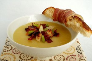 Supă cremă de cartofi cu smântână şi bacon