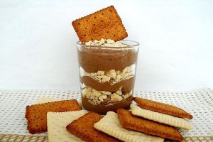 Mousse de ciocolată cu biscuiţi