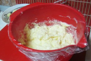 Prajitura cu crema de vanilie si fructe
