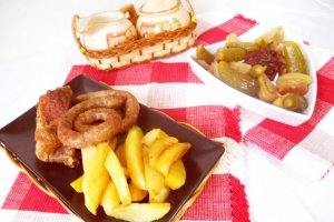 Piept de porc cu cârnaţi  de casă şi cartofi la cuptor