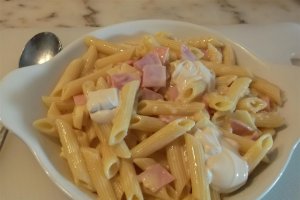 Penne cu sunca si branza la cuptor