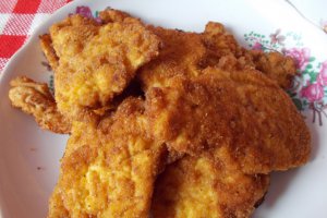 Snitele din piept de pui cu salata de sfecla rosie