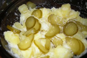 Salata de cartofi cu maioneza de telina si sprot afumat