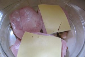 Piept de curcan Diablo cu cartofi acordeon si sos de ciuperci