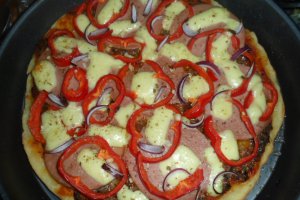 Pizza cu aluat din iaurt