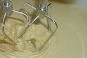 Pandispan cu piersici si frisca