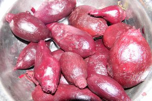 Salata de sfecla rosie cu usturoi
