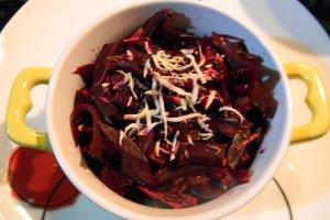 Salata de sfecla rosie cu usturoi