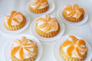 Minitarte cu mandarine si crema de vanilie