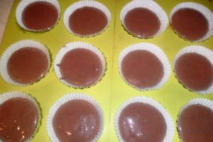 Muffins cu stafide si paiete de ciocolata