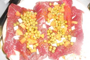 Rulada de vita cu legume in sos de vin