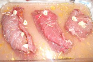 Rulada de vita cu legume in sos de vin