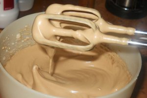 Desert prajitura cu spuma de ness si caramel