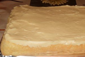 Desert prajitura cu spuma de ness si caramel