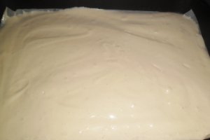 Rulada cu dulceata de cirese amare, ciocolata si nuci