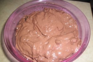 Rulada cu dulceata de cirese amare, ciocolata si nuci