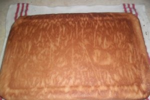 Rulada cu dulceata de cirese amare, ciocolata si nuci