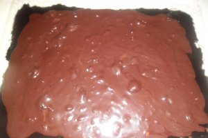 Rulada cu dulceata de cirese amare, ciocolata si nuci
