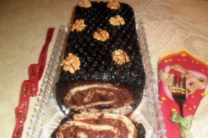 Rulada cu dulceata de cirese amare, ciocolata si nuci