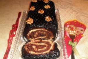 Rulada cu dulceata de cirese amare, ciocolata si nuci