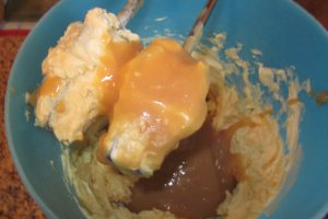 Prajitura cu crema de nuca si dulceata de lapte