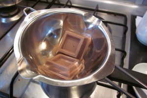 Prajitura cu crema de nuca si dulceata de lapte