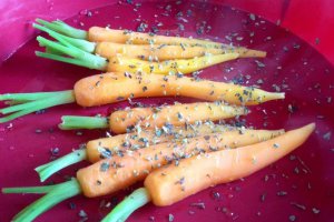 Snițel în crustă de muștar și baby-carrote la cuptor