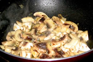 Fusilli cu ciuperci si sos de rosii
