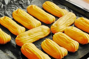 Eclere cu crema de vanilie si frisca