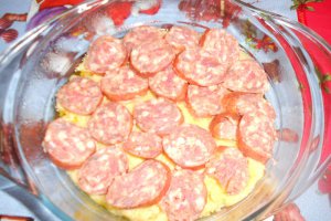 Mamaliga gratinata cu carnati la cuptor