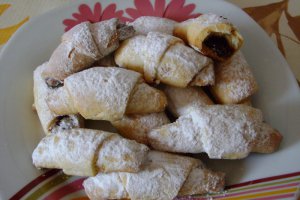 Cornulete fragede cu iaurt de fructe si gem