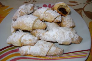 Cornulete fragede cu iaurt de fructe si gem