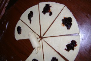 Cornulete fragede cu iaurt de fructe si gem