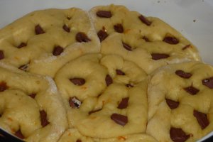 Cozonac cu nuca, portocala caramelizata si ciocolata