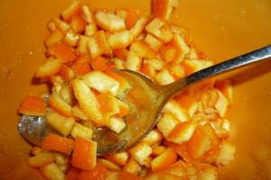 Cozonac cu nuca, portocala caramelizata si ciocolata