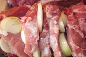 Ceafa de porc cu ceapa, sunca si mere