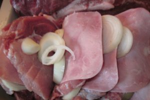 Ceafa de porc cu ceapa, sunca si mere
