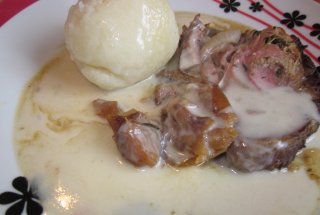 Ceafa de porc cu ceapa, sunca si mere