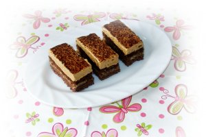 Desert prajitura cu crema de vanilie si spuma de ness