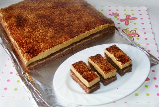Desert prajitura cu crema de vanilie si spuma de ness
