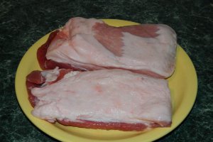 Sunca fiarta din piept de porc