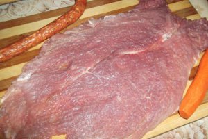 Rulada de muschiulet de porc cu carnat