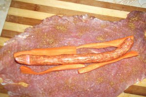 Rulada de muschiulet de porc cu carnat