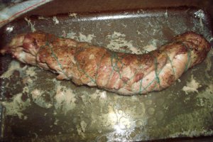 Rulada de muschiulet de porc cu carnat
