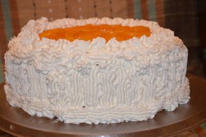 Tort cu crema de iaurt si piersici