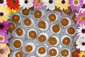 Fondante cu alune si cafea si fondante roz cu nuca si trandafiri