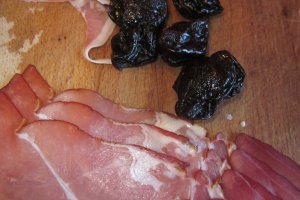 Prune uscate invelite in jambon