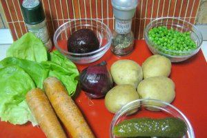 Salata ruseasca su sos vinegrette sau tartar