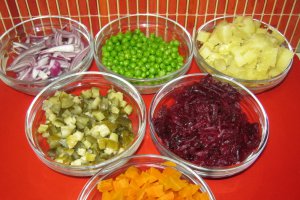 Salata ruseasca su sos vinegrette sau tartar
