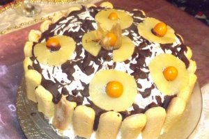 Tort cu ananas, ciocolata si physalis